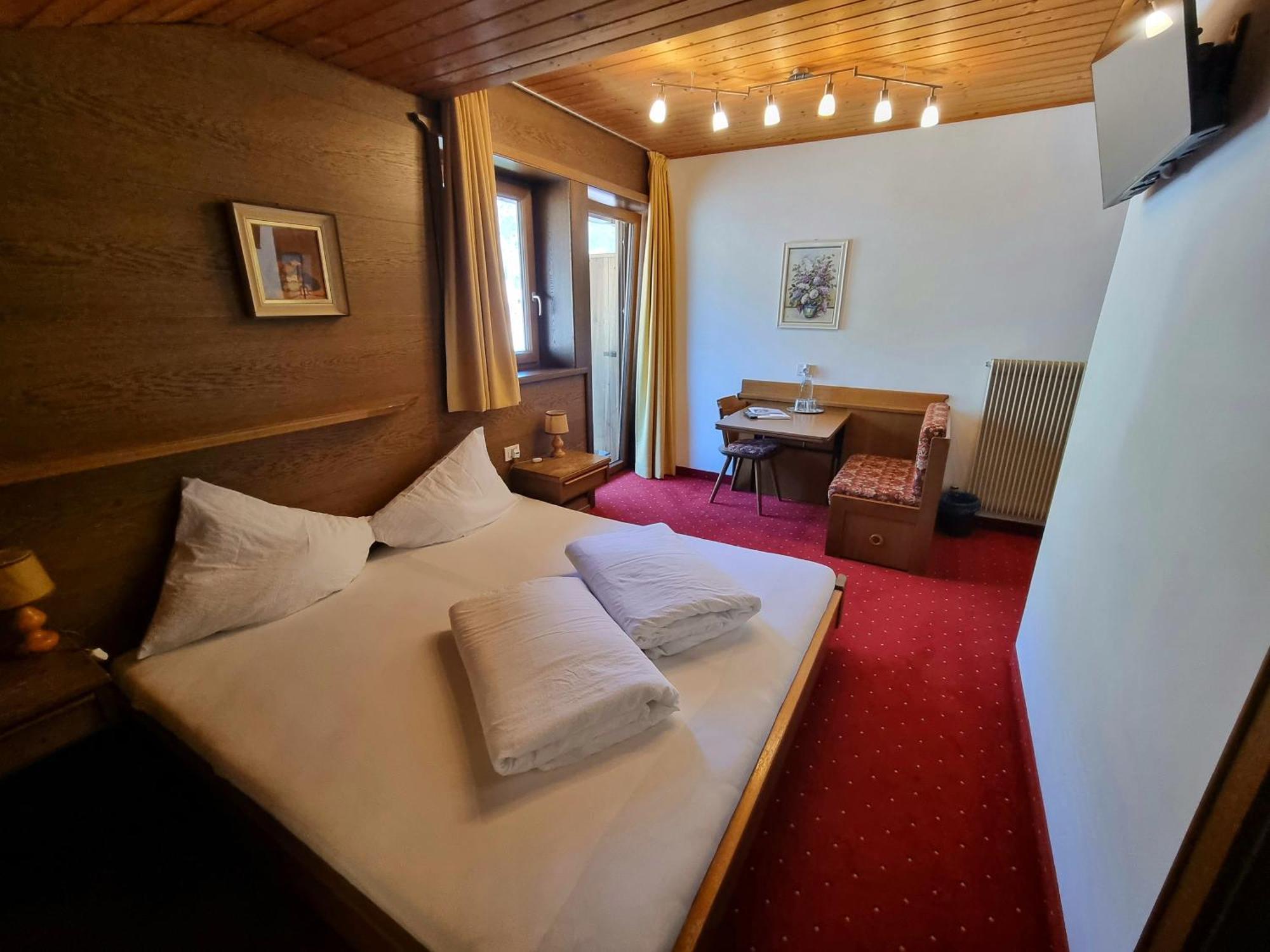 Pension Sattlerenglhof Latsch Buitenkant foto