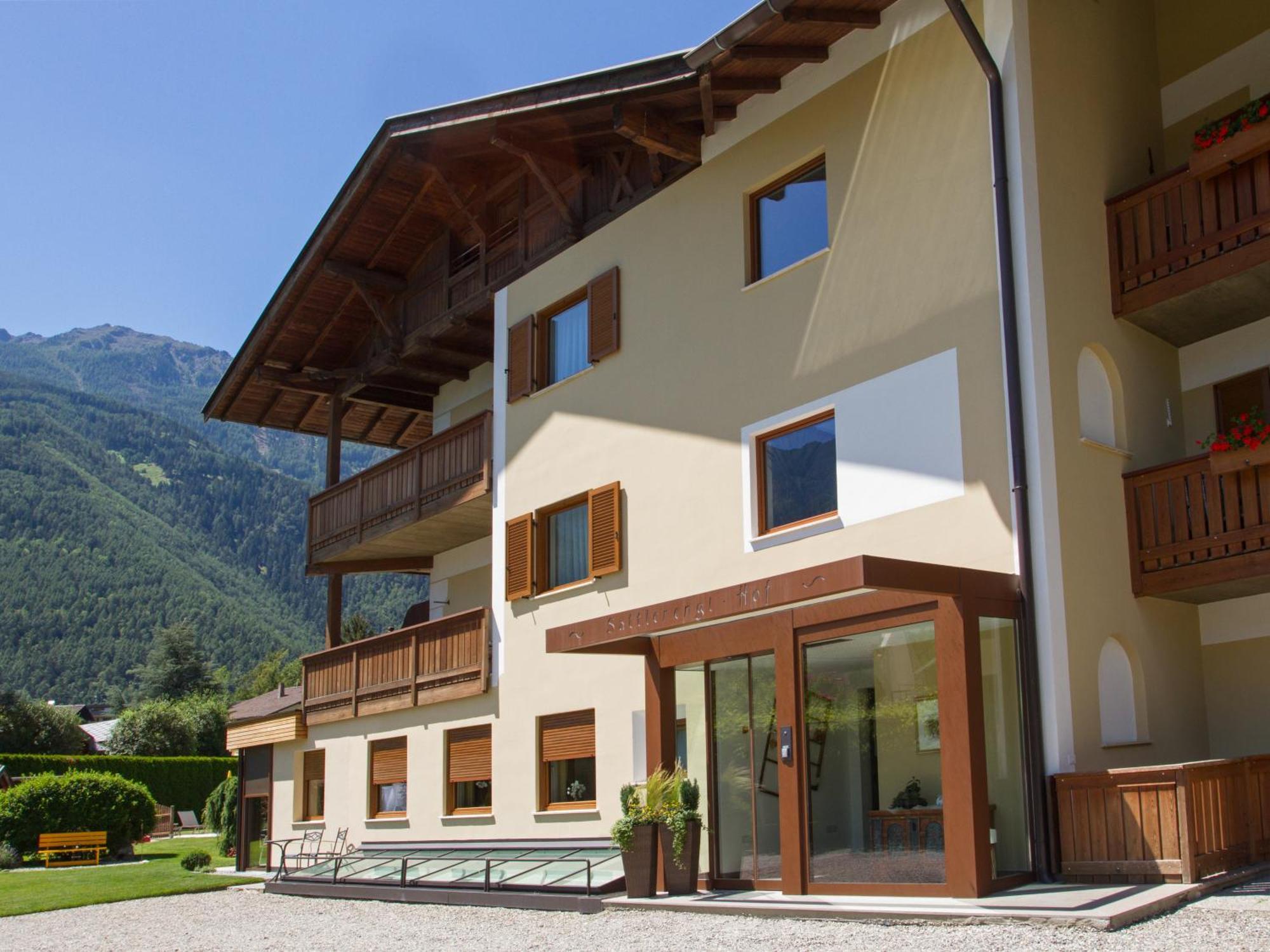 Pension Sattlerenglhof Latsch Buitenkant foto